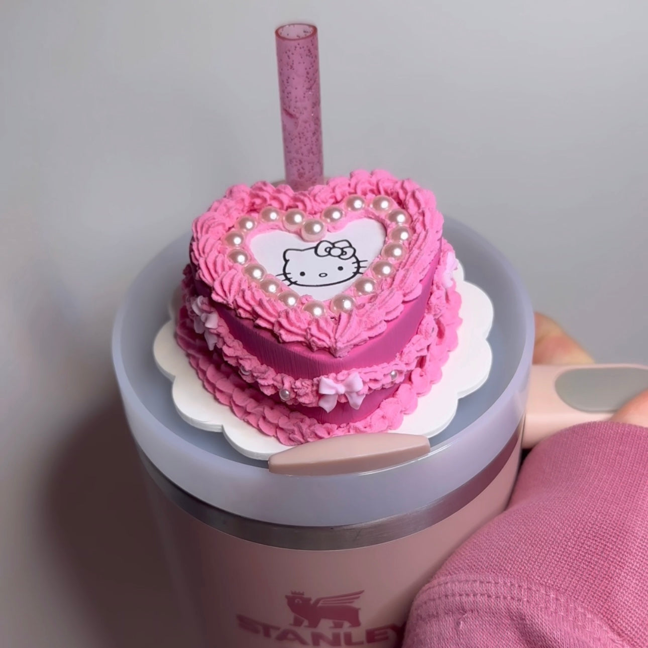 Hello Kitty Topper